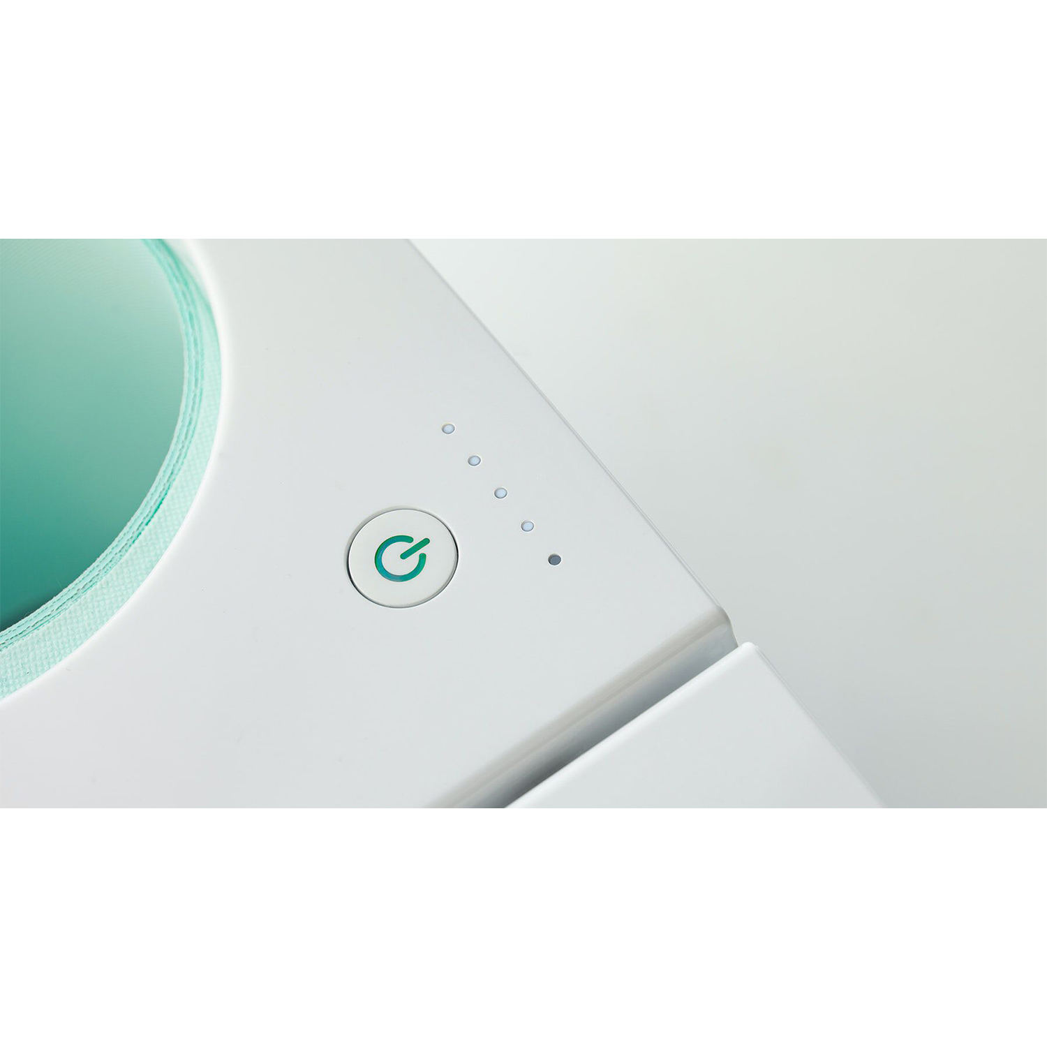 Dispositivo bianco con pulsante di accensione verde e tre piccoli punti, su superficie bianca.