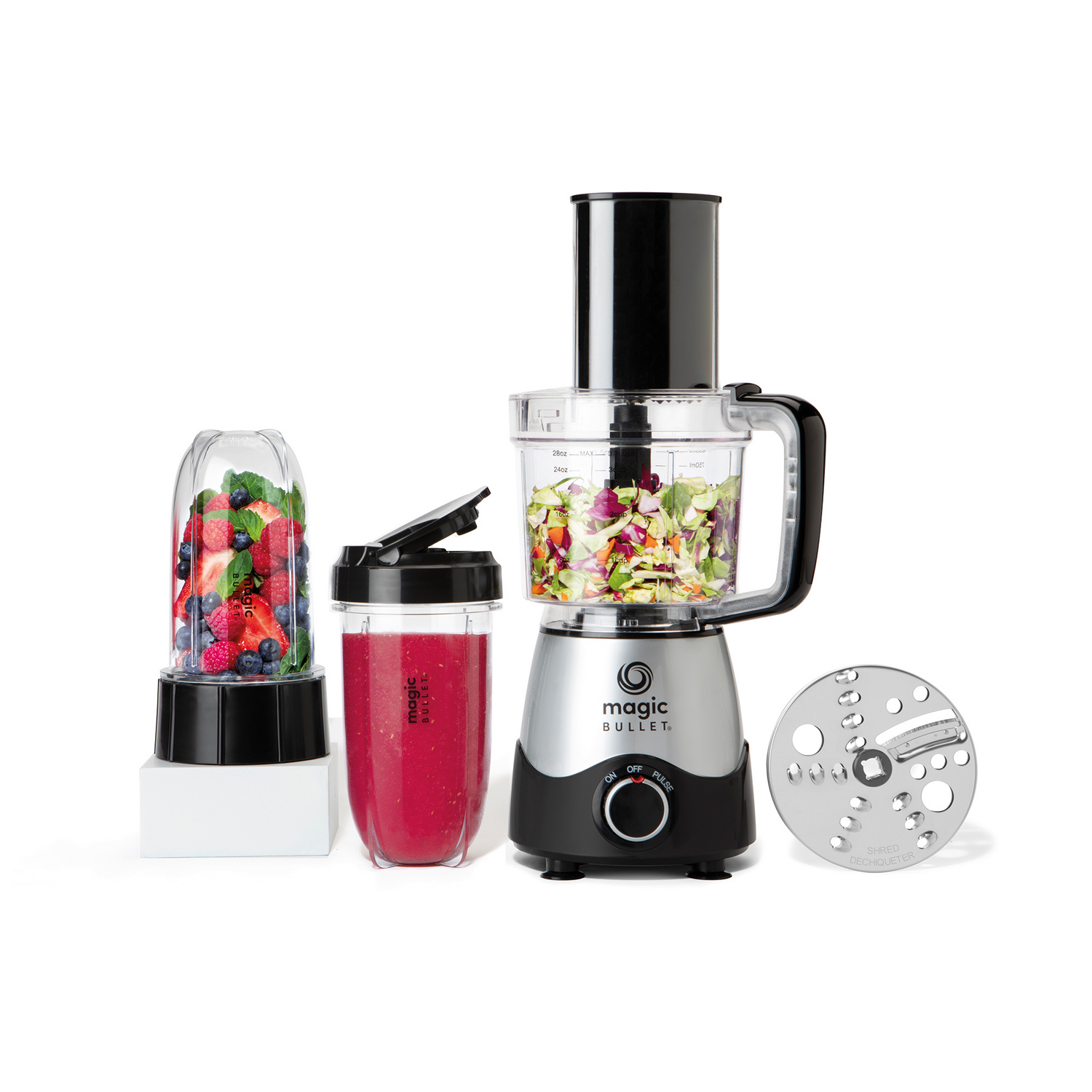 Magic Bullet foodprocessor met diverse opzetstukken en ingrediënten zichtbaar.