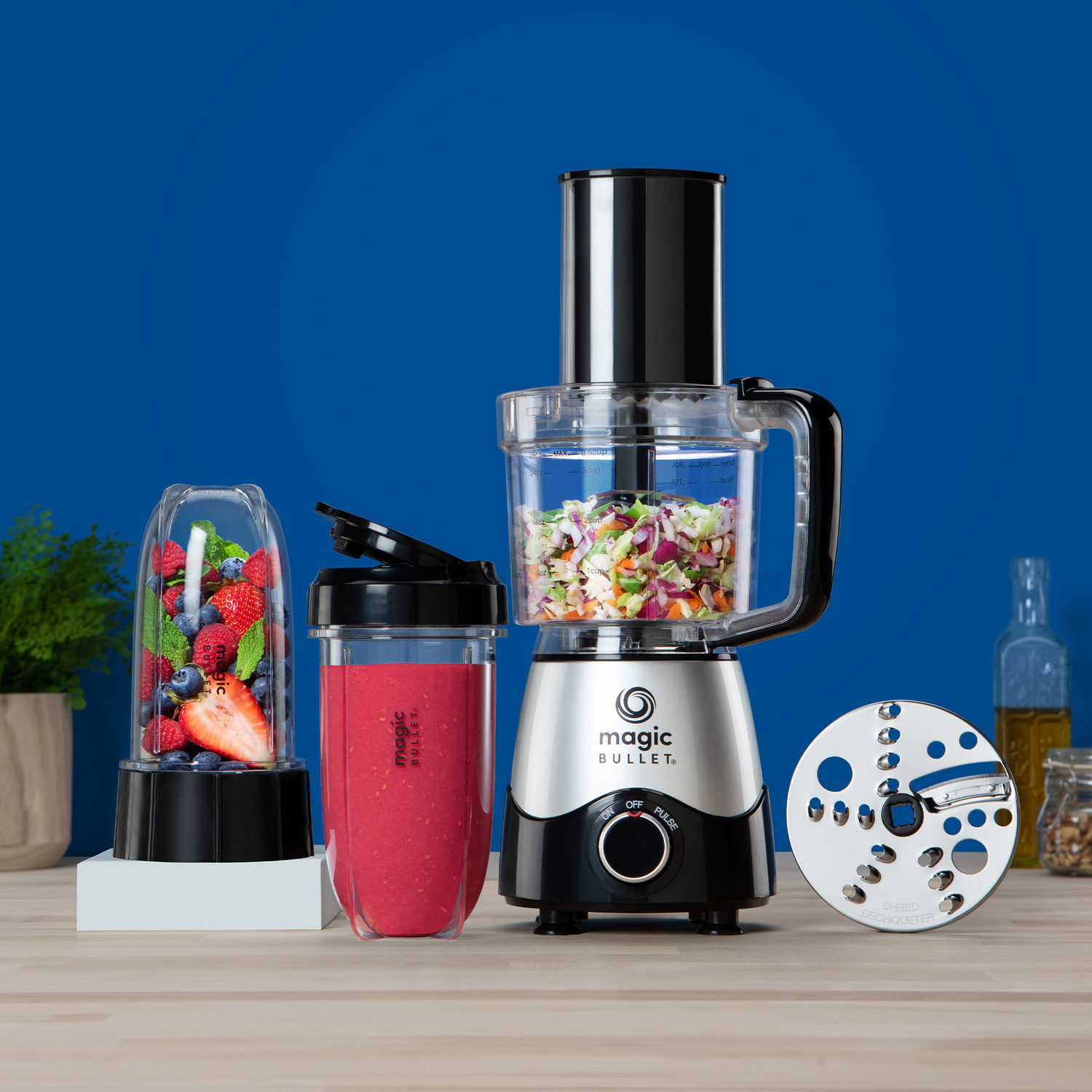 Een Magic Bullet blender met ingrediënten, inclusief een beker met bessen.