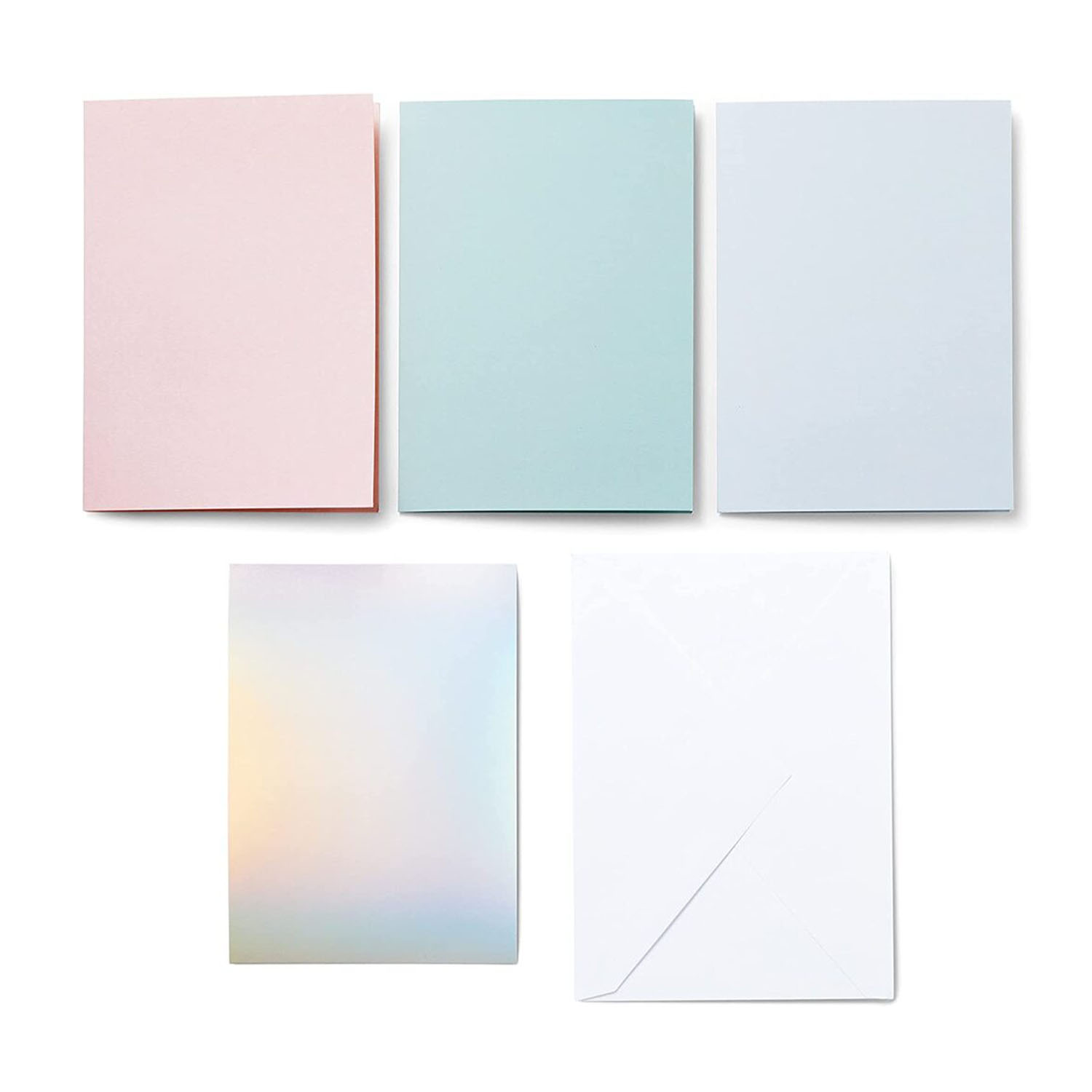 Cinque biglietti di carta colorati: rosa, azzurro, bianco, iridescente e bianco con taglio diagonale.