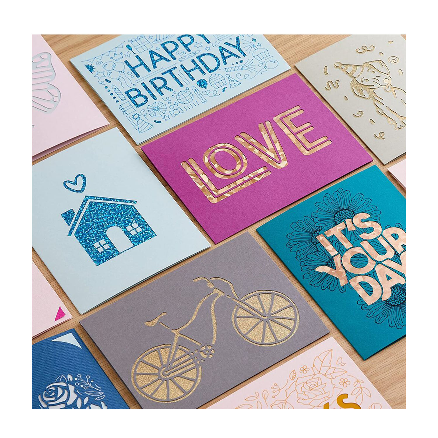 Varie cartoline di auguri con messaggi diversi. Include una carta 'LOVE' e una bicicletta.