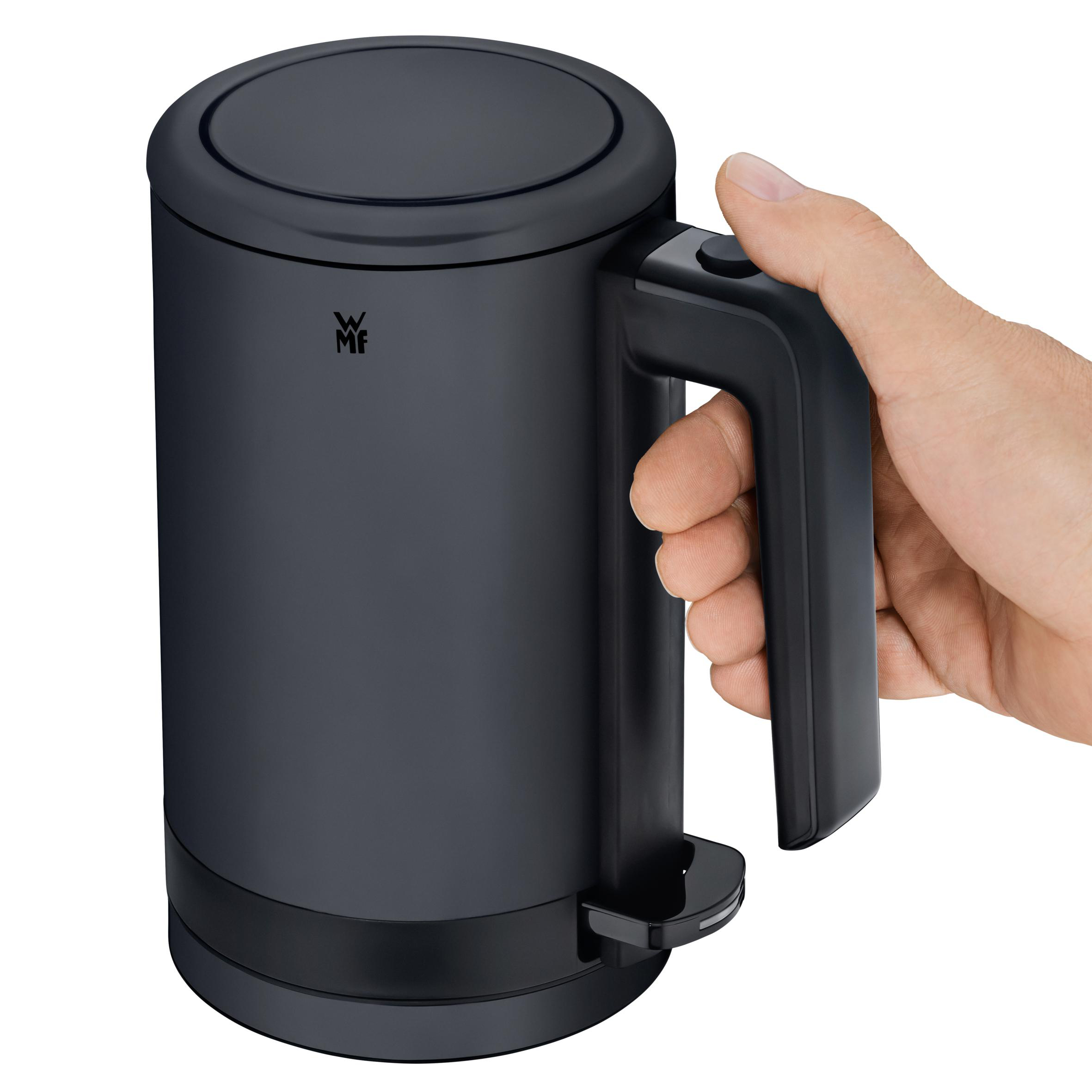 Schwarzer Wasserkocher mit Hand am Griff, auf weißem Hintergrund.