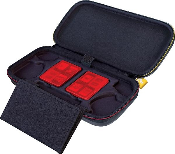 Offene schwarze Hülle mit roten Spielkassetten und einem kleinen Zubehör-Etui an der Seite.