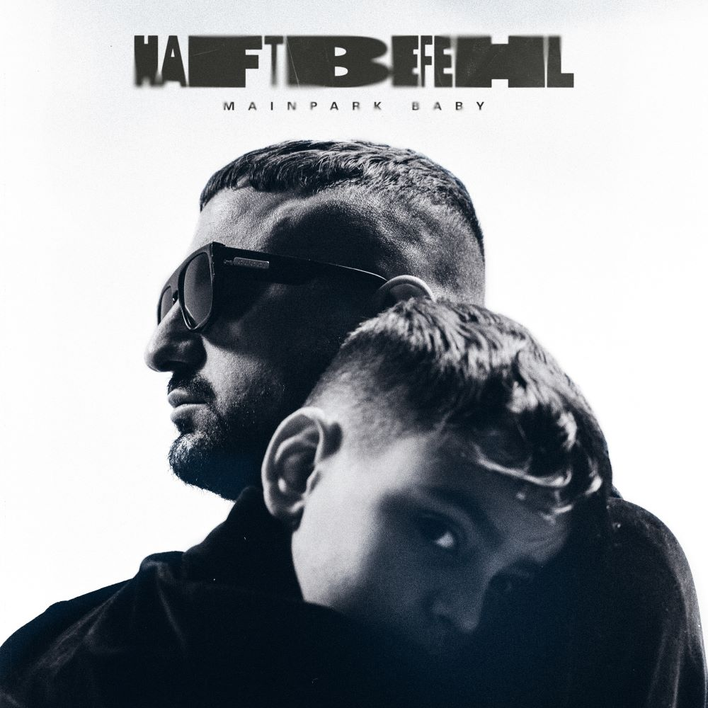 Albumcover mit zwei Männern, einer mit Sonnenbrille, der andere nah bei ihm. Weißer Hintergrund.