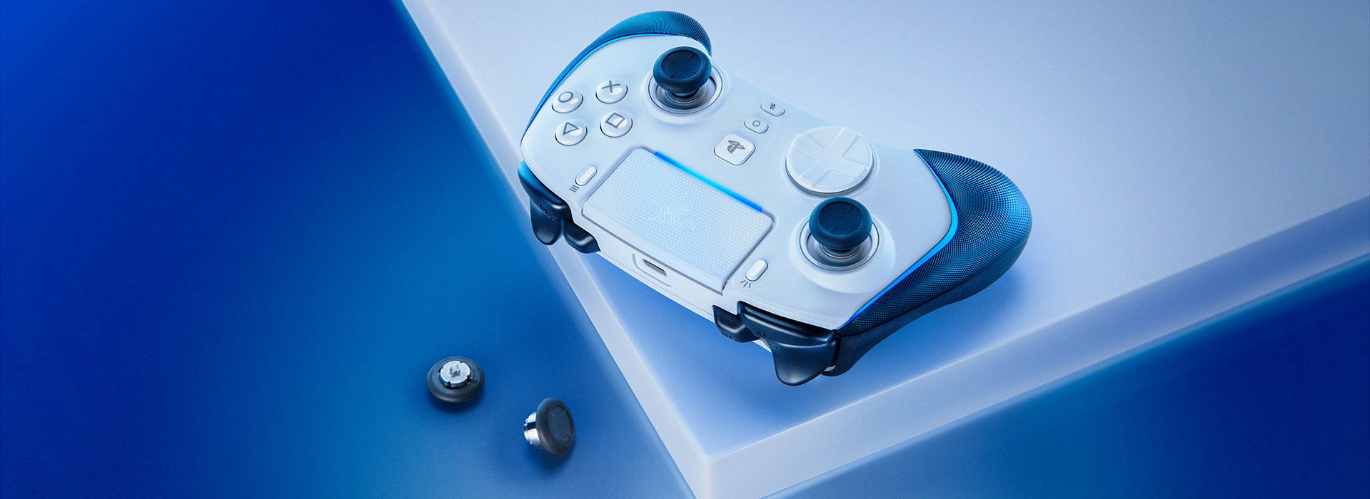 Ein weiß-blauer Gamecontroller mit zwei abnehmbaren Thumbsticks und zwei Tasten.