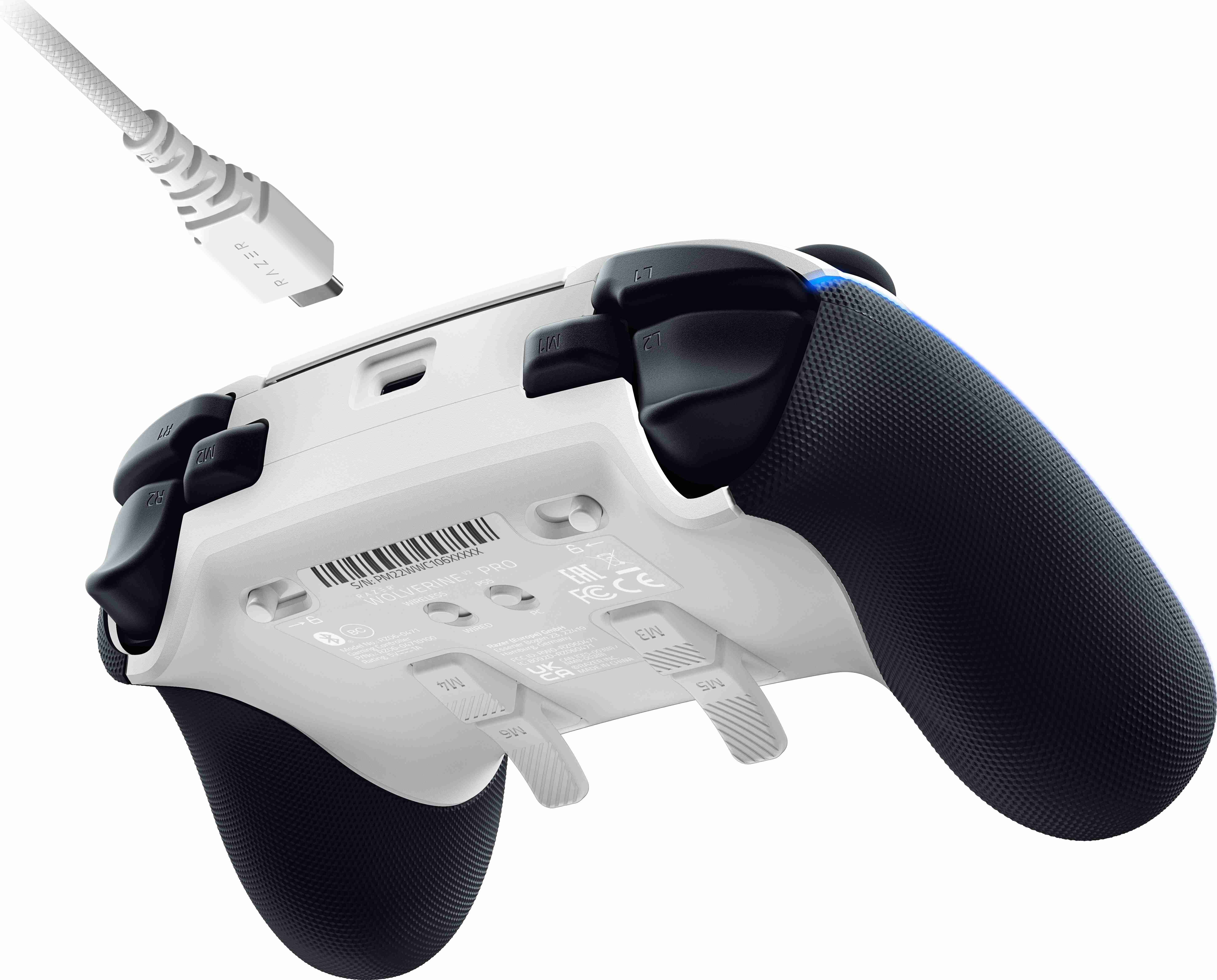 Weiß-schwarzer Gaming-Controller mit weißem Kabel. Tasten und Auslöser sind sichtbar.