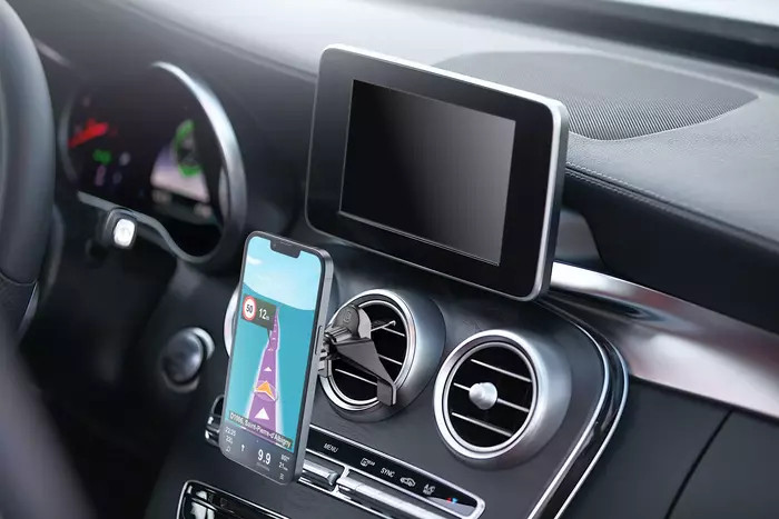 Smartphone gemonteerd in een auto, met een navigatie-app.