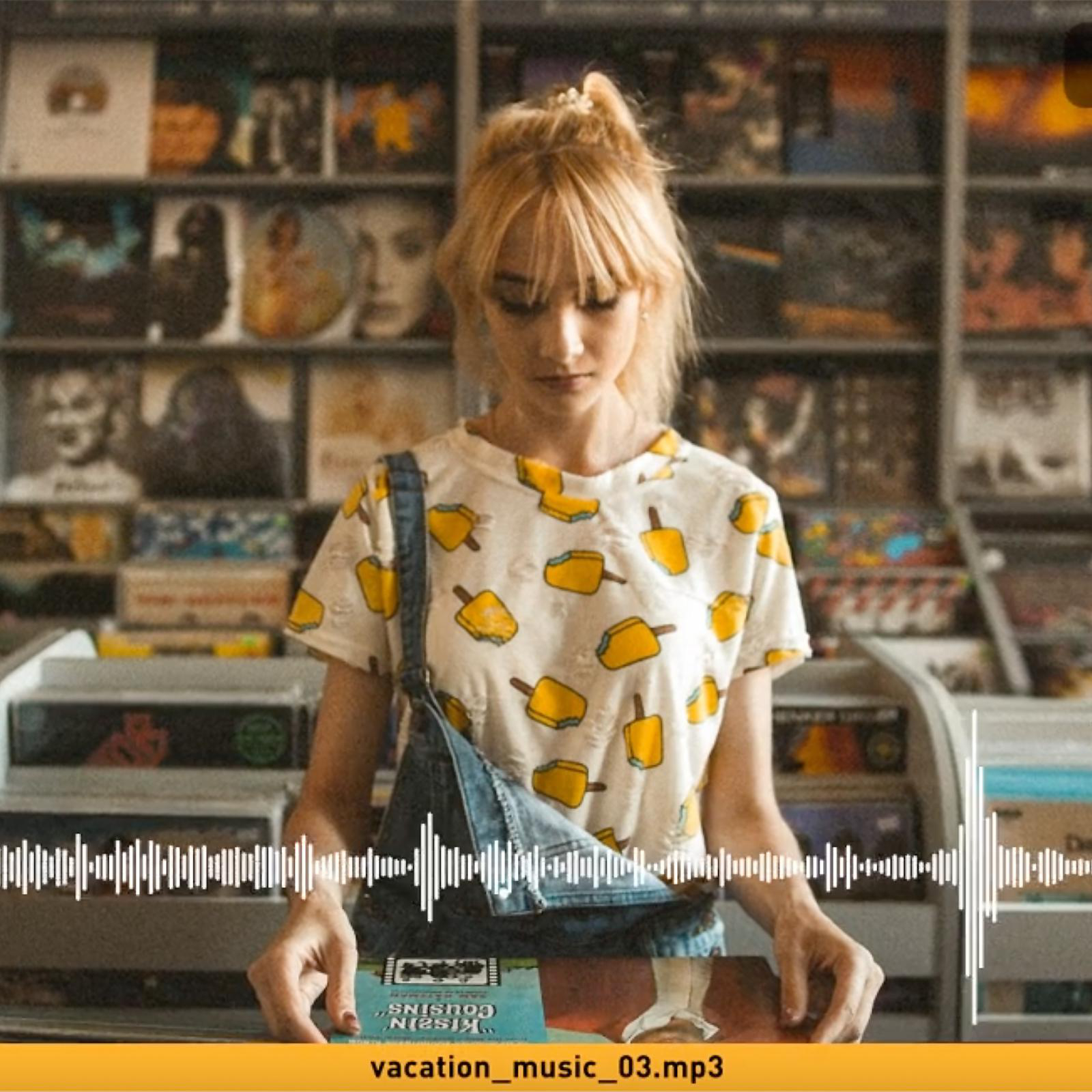 Eine Frau in einem Plattenladen betrachtet Schallplatten. Rechts ist eine Schallwelle.