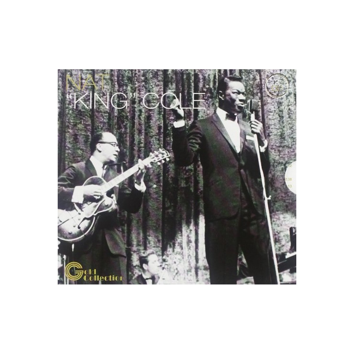 Foto in bianco e nero di Nat King Cole che canta sul palco con un chitarrista e una band.