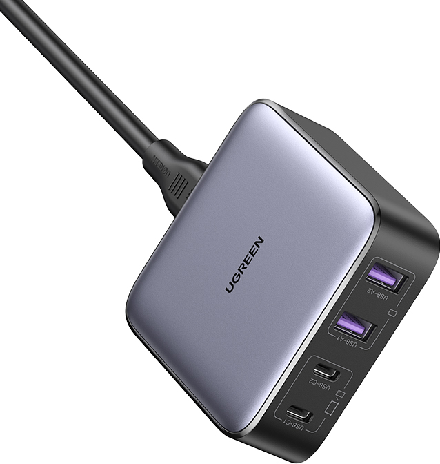 Un hub di ricarica USB UGREEN con più porte e un cavo di alimentazione.