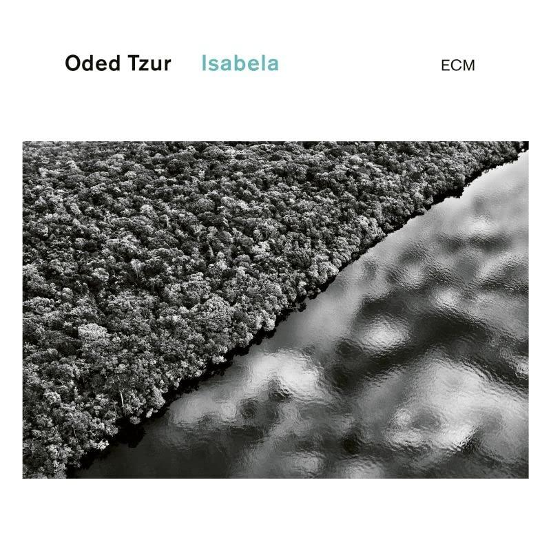 Album borító tájképpel. Sötét víz és fák. Fehér szöveg a tetején.