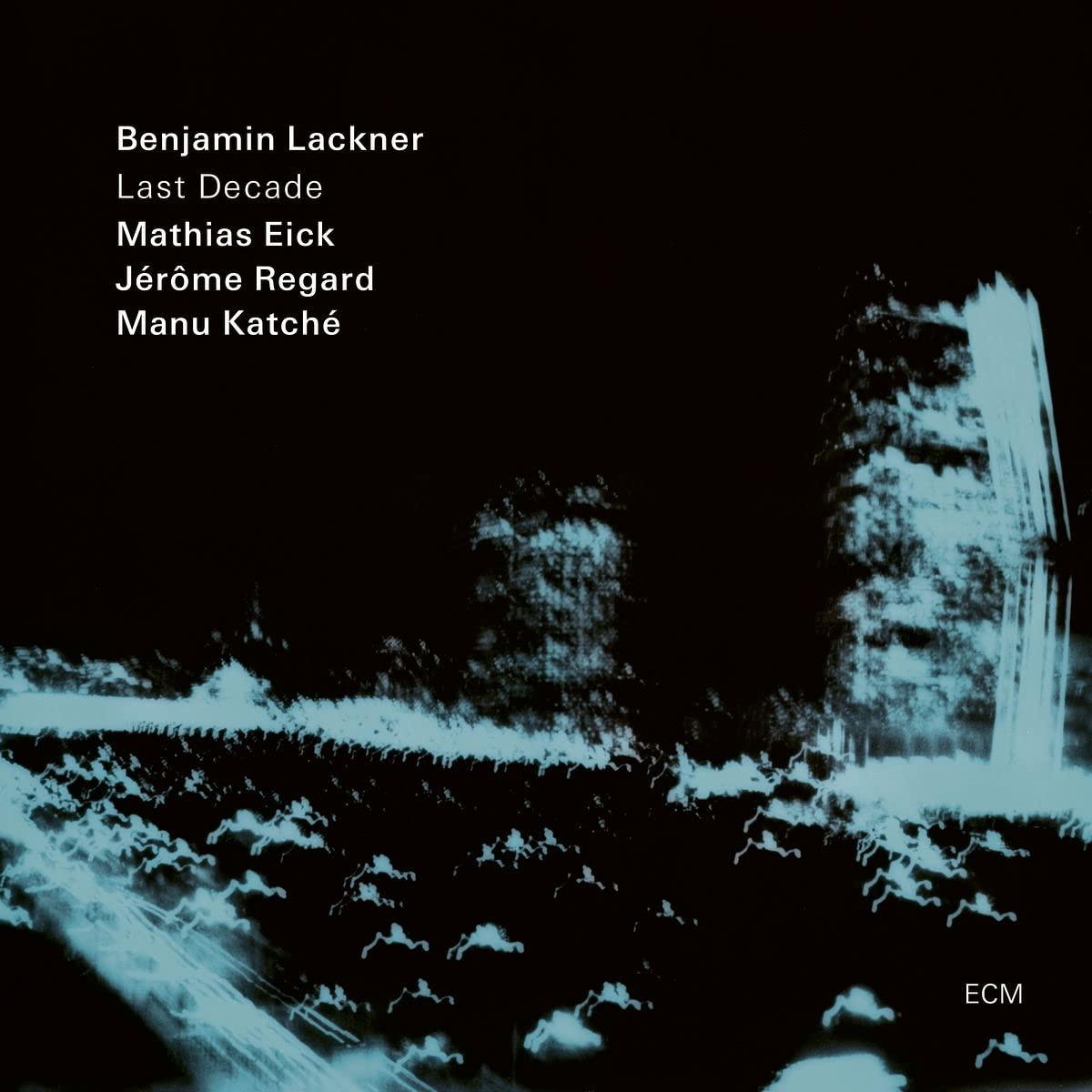 Album borító: Benjamin Lackner, Last Decade, Mathias Eick, Jérôme Regard, Manu Katché, absztrakt háttér.