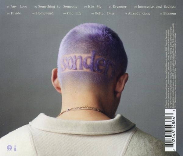 Rückseite eines Mannes mit rasiertem, lila Haar, das Wort 'sonder' ist rasiert.