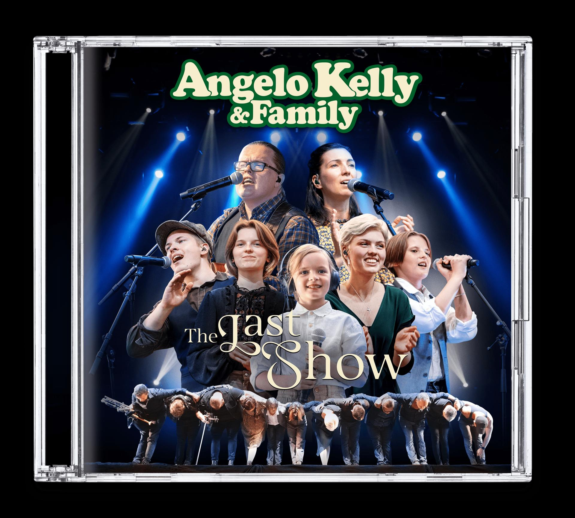 CD-Hülle mit Cover einer Familienband auf der Bühne, mit Bühne und verbeugendem Publikum.