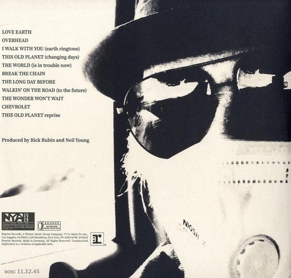 Albumcover. Das Gesicht eines Mannes von hinten mit Sonnenbrille. Titelliste links. Text rechts.