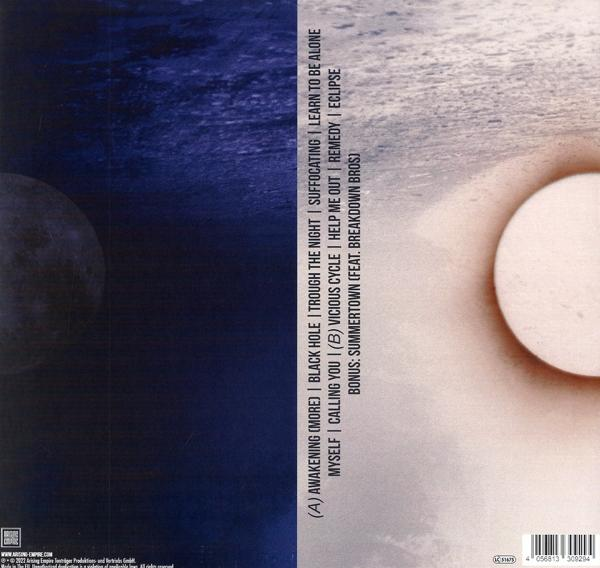 Albumcover mit Text und einem weißen Kreis auf dunkelblauem und grauem Hintergrund. Text enthält Albumtitel.