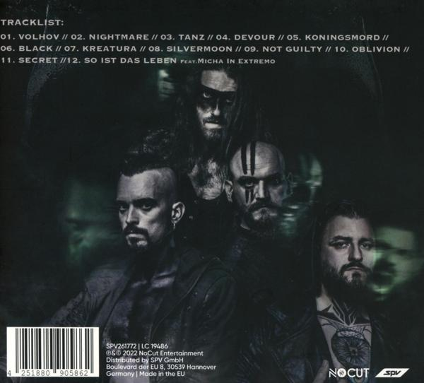Albumcover mit dunklem Thema und Bandmitgliedern. Mit Trackliste und Logo.