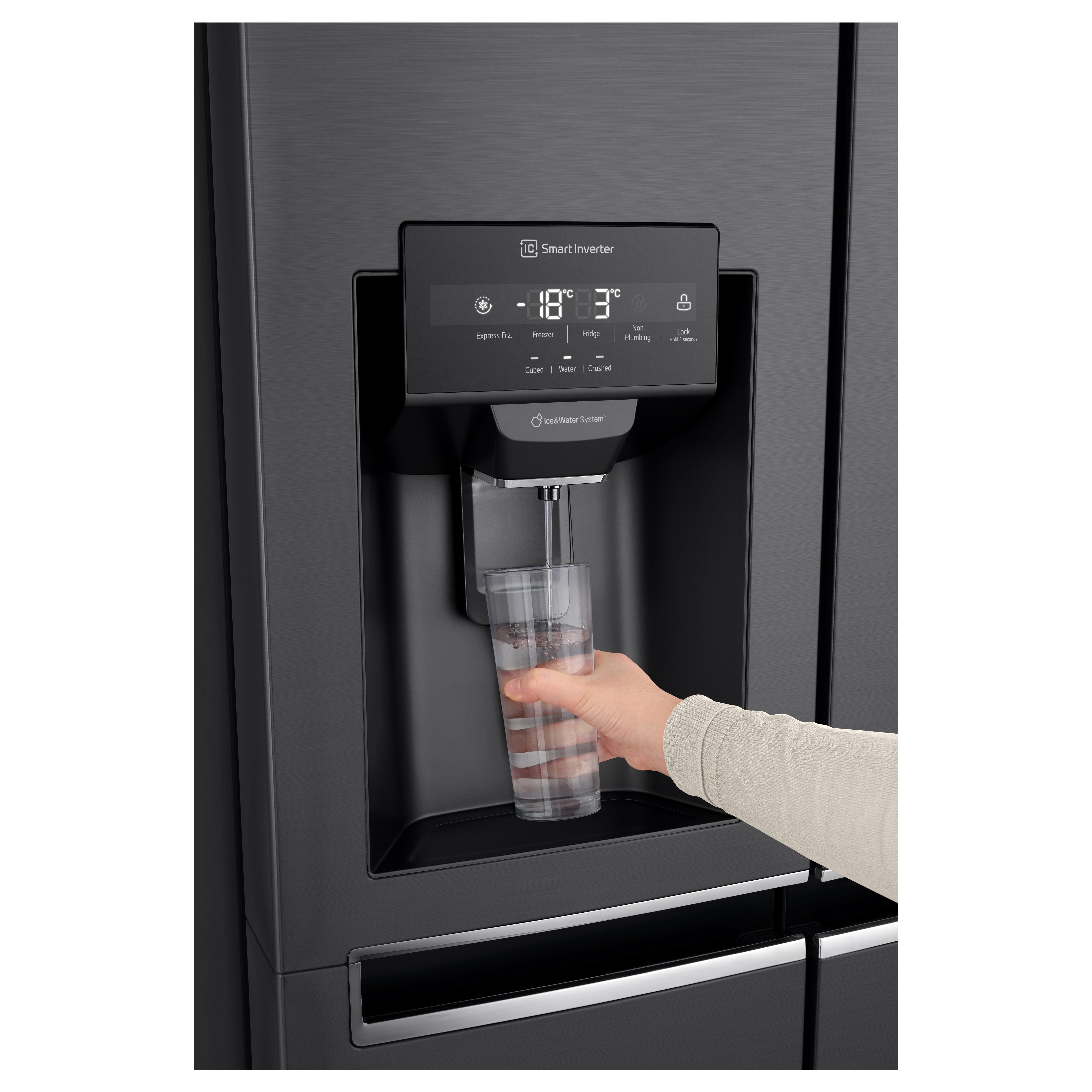 Eine Hand, die ein Glas mit Wasser aus einem schwarzen LG-Kühlschrank mit digitaler Anzeige füllt.
