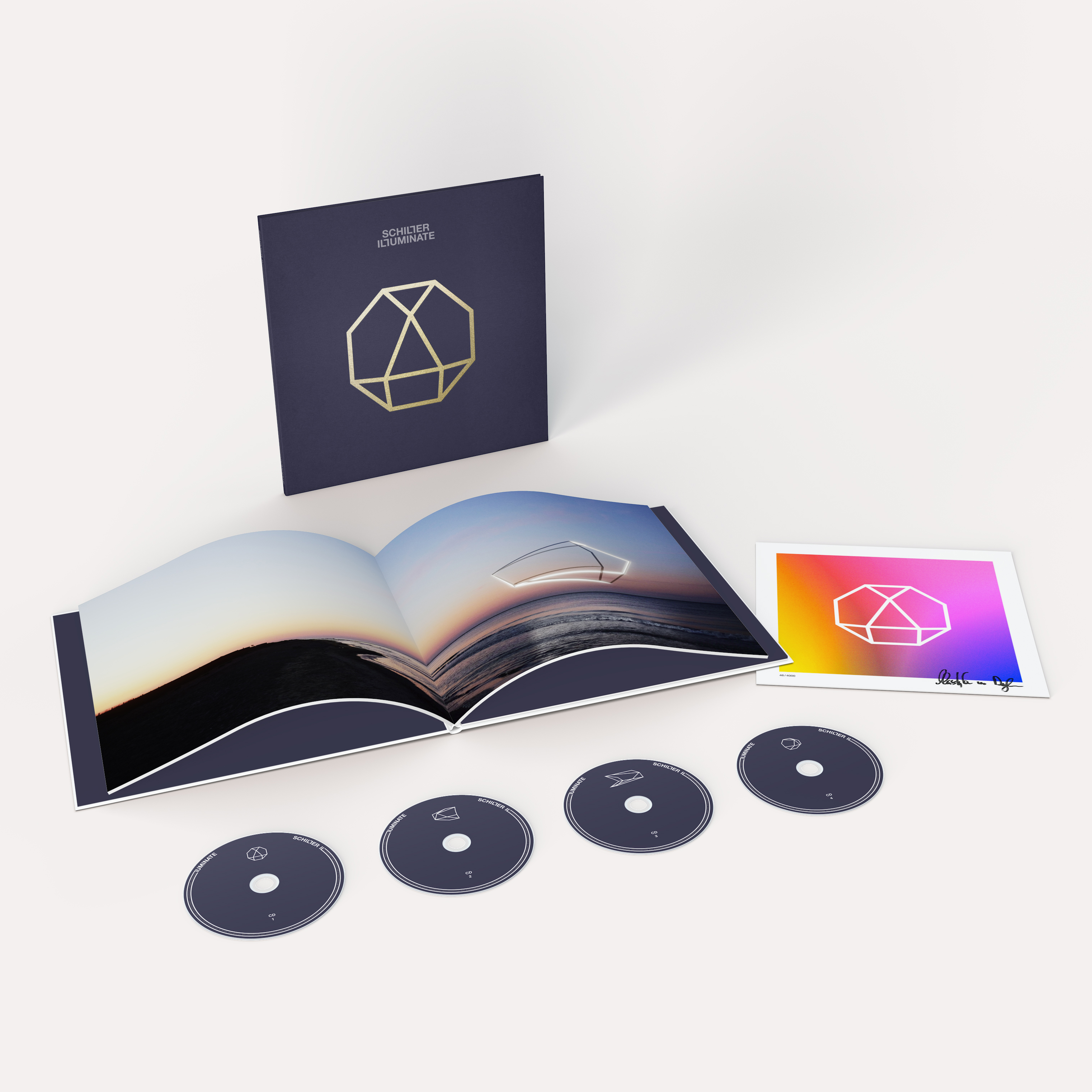 Album-Set: vier CDs, ein Booklet und eine Box, alle in dunklem Blau gehalten.