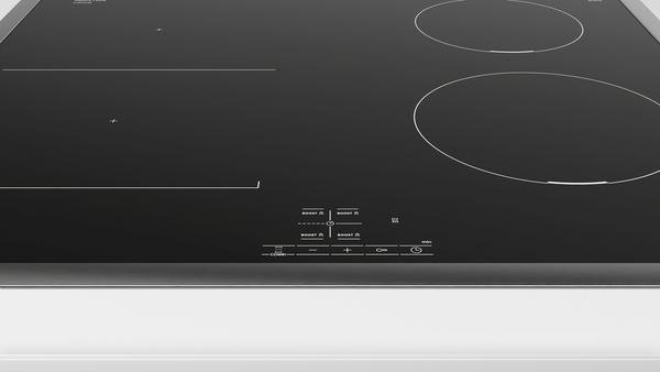 Ein schwarzes Induktionskochfeld mit vier Kochzonen und Touch-Bedienelementen. Die Oberfläche ist sauber und reflektierend.