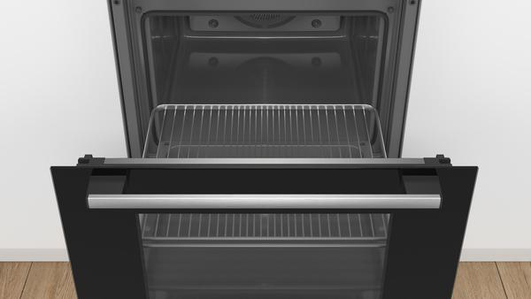 Offener schwarzer Backofen mit einem Metallrost im Inneren, Frontansicht.
