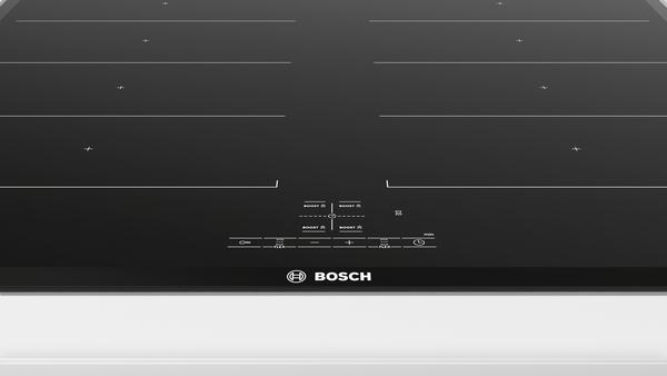 Ein schwarzes Bosch-Induktionskochfeld mit Touch-Bedienelementen und dem Bosch-Logo.