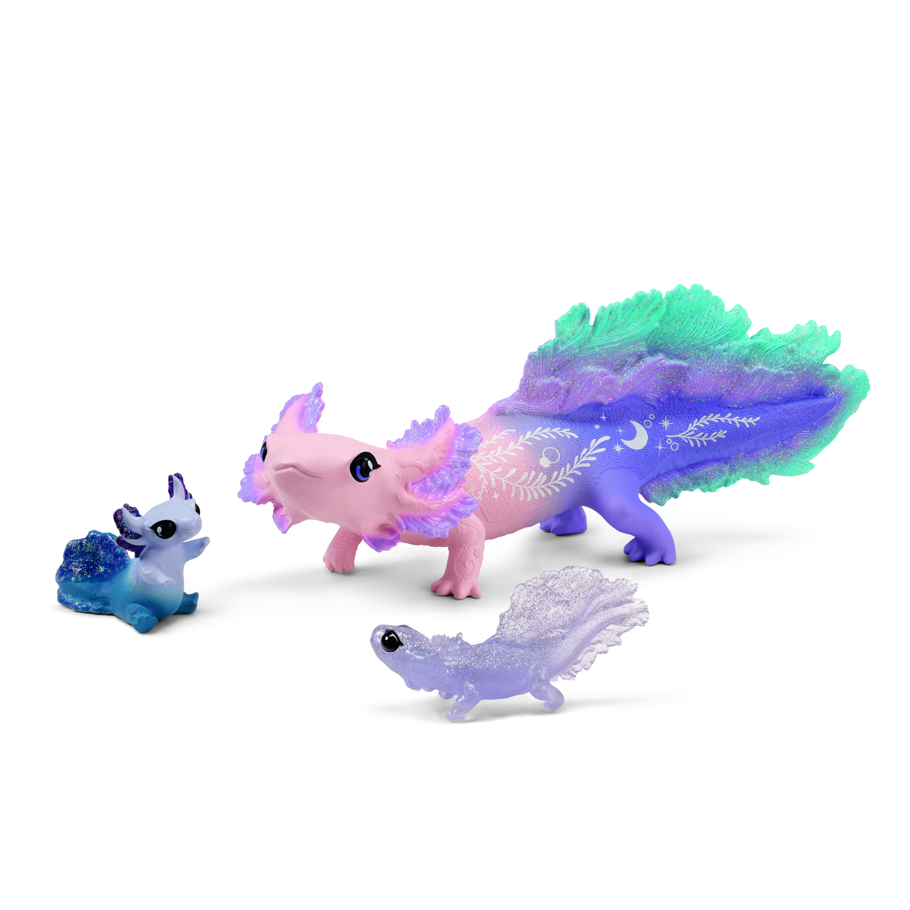 Spielzeug-Axolotl: drei bunte Figuren, eine sitzend, zwei stehend, auf weißem Hintergrund.