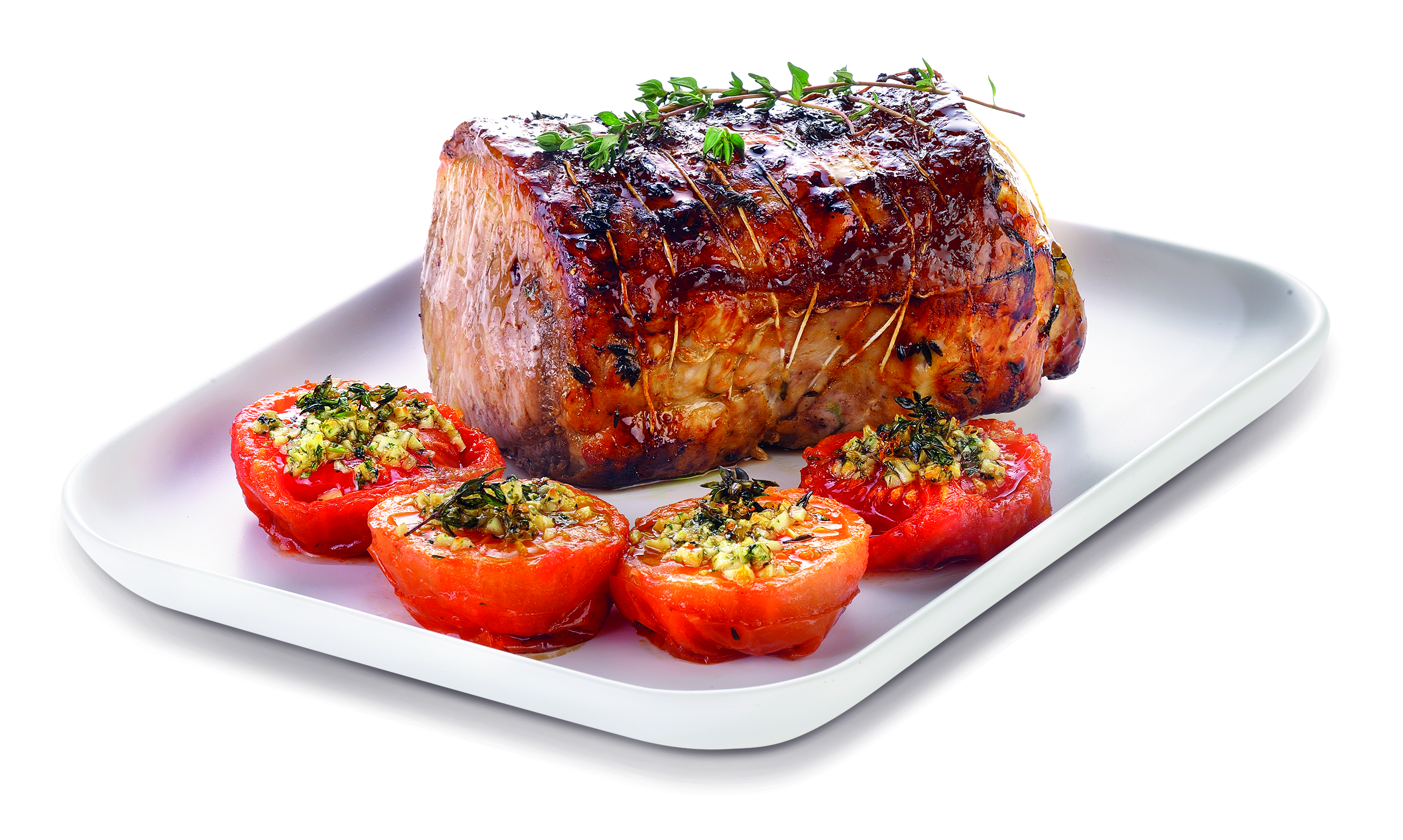 Lomo de cerdo asado con tomates en plato blanco. Cerdo dorado, con hierbas. Tomates partidos por la mitad, horneados con cobertura.