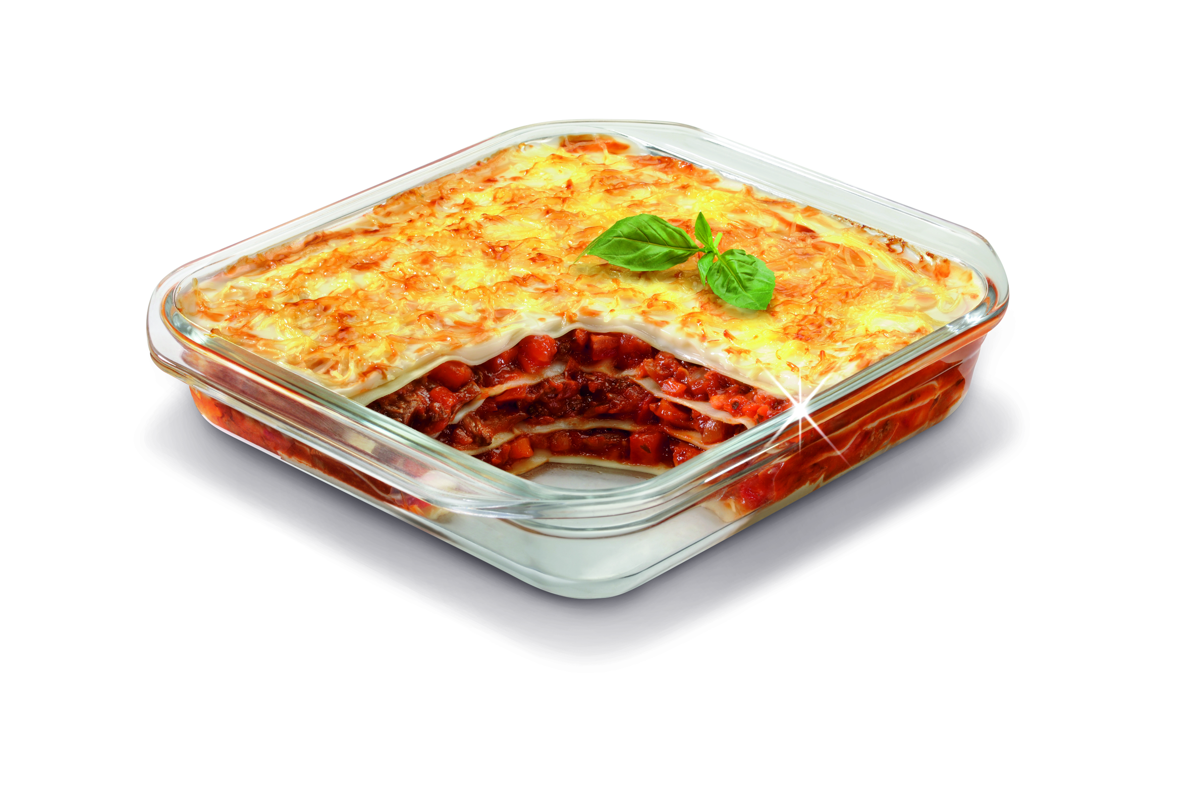 Lasaña horneada en un plato de vidrio transparente, con capas de pasta, salsa y queso sobre blanco.