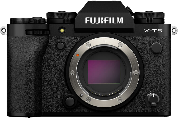 Fekete Fujifilm X-T5 fényképezőgép. Van objektívfoglalata, tárcsái, gombjai és a Fujifilm logója. Az objektív ezüst színű.