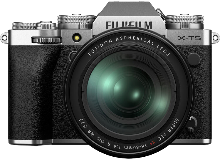 Ezüst-fekete Fujifilm X-T5 fényképezőgép nagy objektívvel, fehér háttéren.