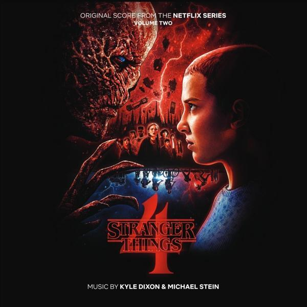 Couverture de Stranger Things 4, monstre et Eleven face à face. Fond rouge, imagerie sombre.