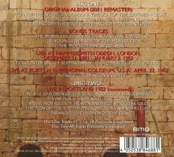 CD-számcímek texturált háttéren. Piros és fehér címek, köztük a 'The Mob Rules' és a 'Voodoo'.
