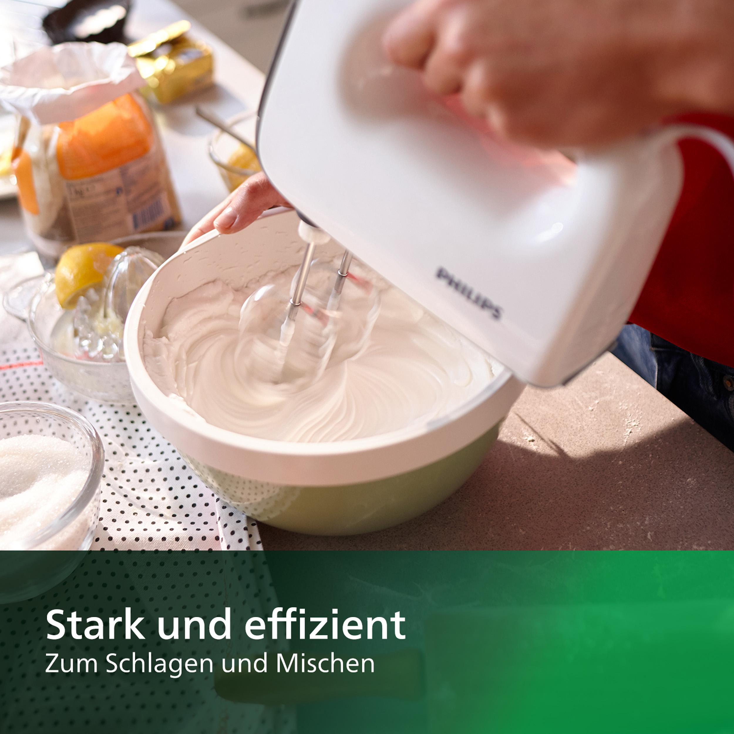 Person verwendet einen weißen Philips Handmixer in einer grünen Schüssel. Schlagsahne wird gemischt.