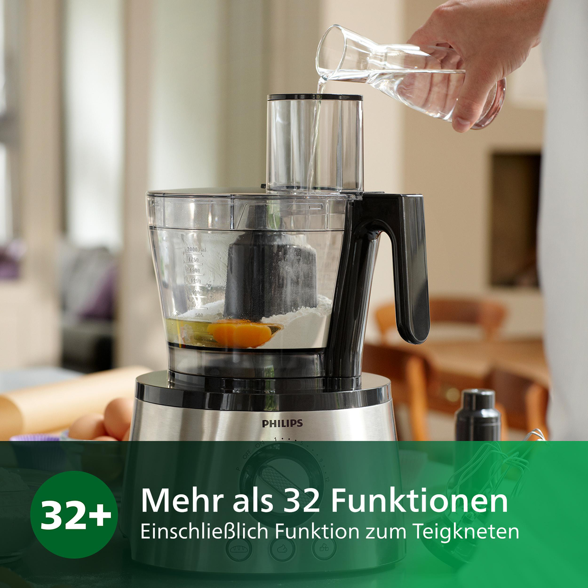 Eine Küchenmaschine mit Zutaten und jemand gießt Flüssigkeit hinein. Grüner Text: '32+ Funktionen'.