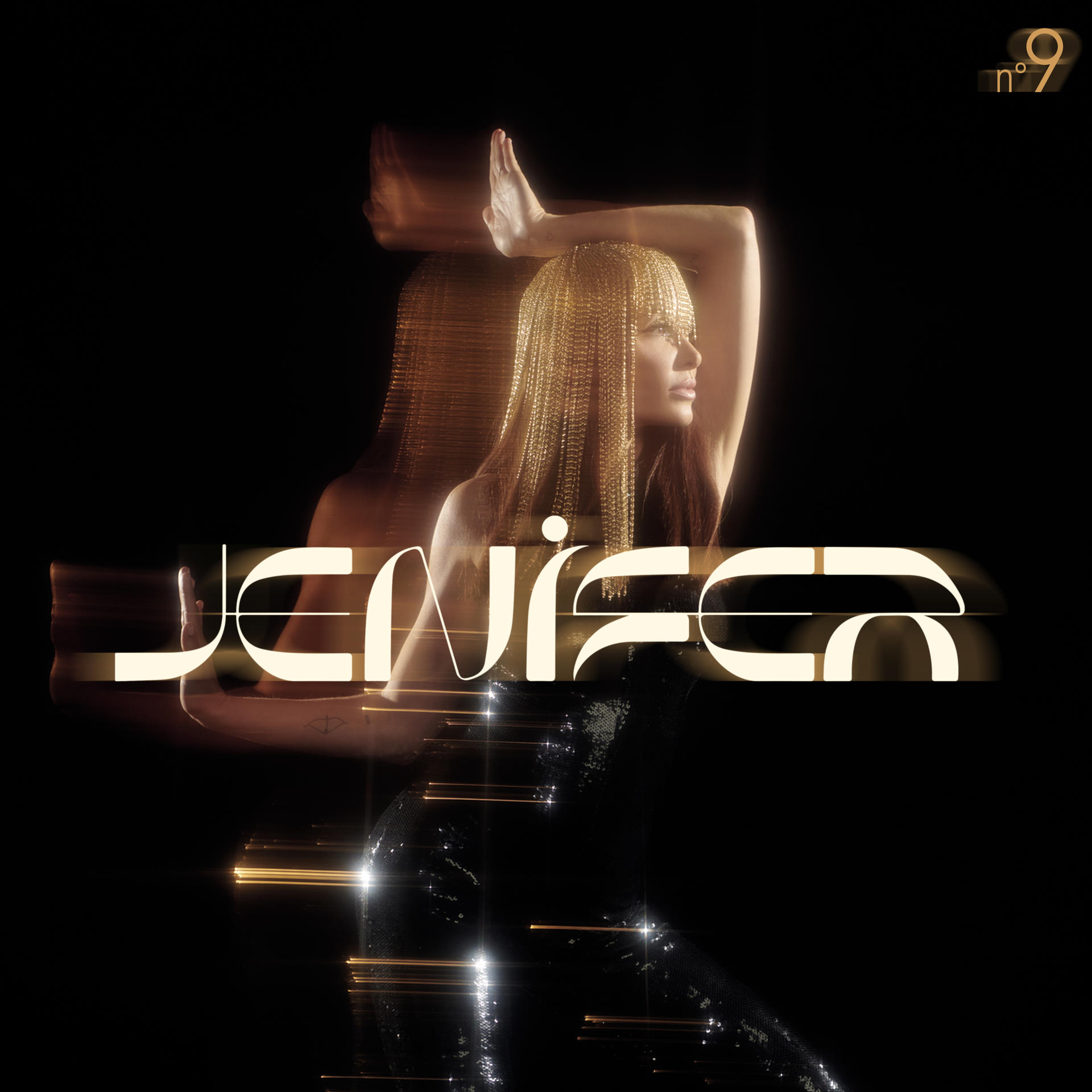 Pochette de l'album Jenifer, n°9. L'artiste est en mouvement, portant un serre-tête doré avec le titre de l'album.