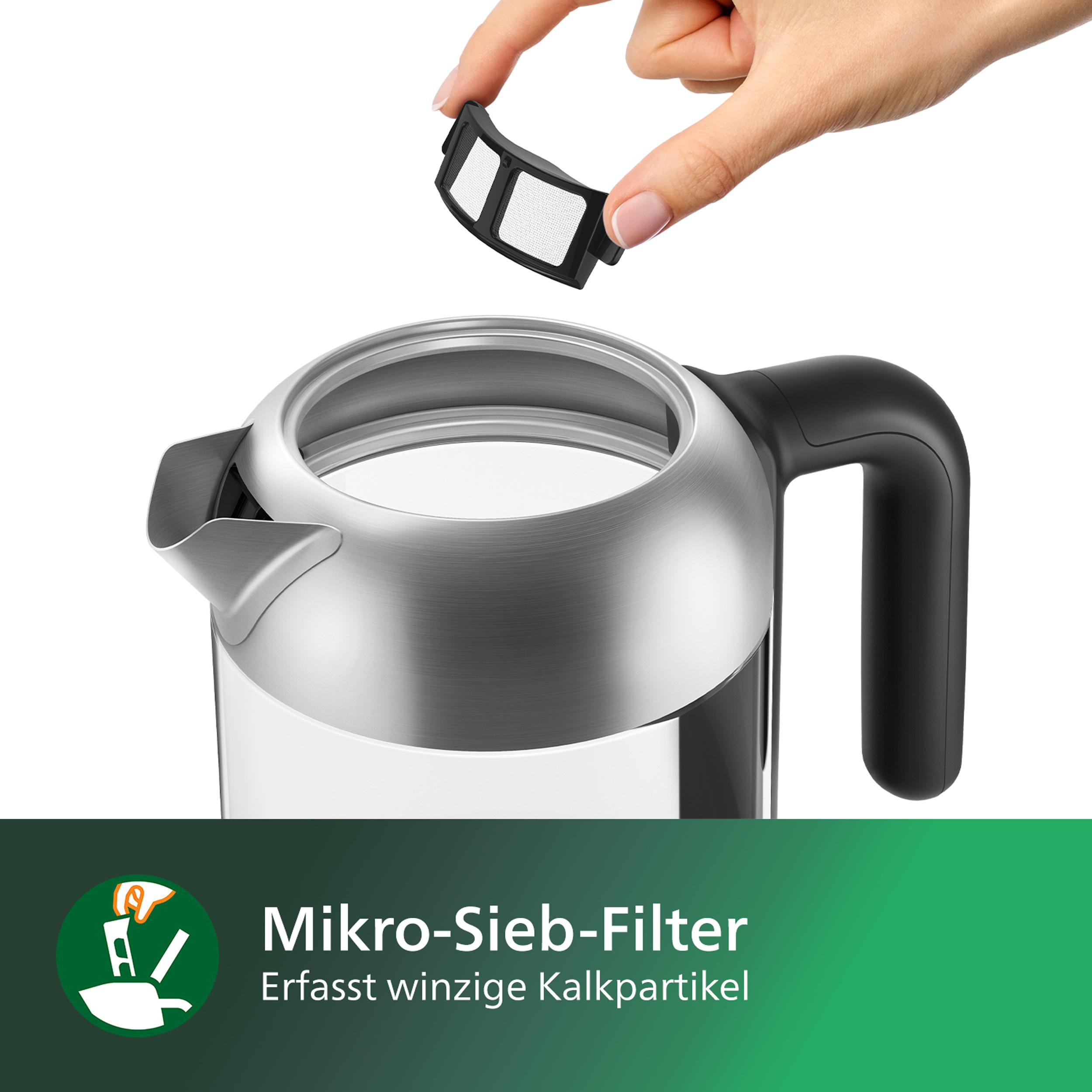 Die Hand einer Person, die einen Filter aus einem schwarzen und silbernen Wasserkocher entfernt.