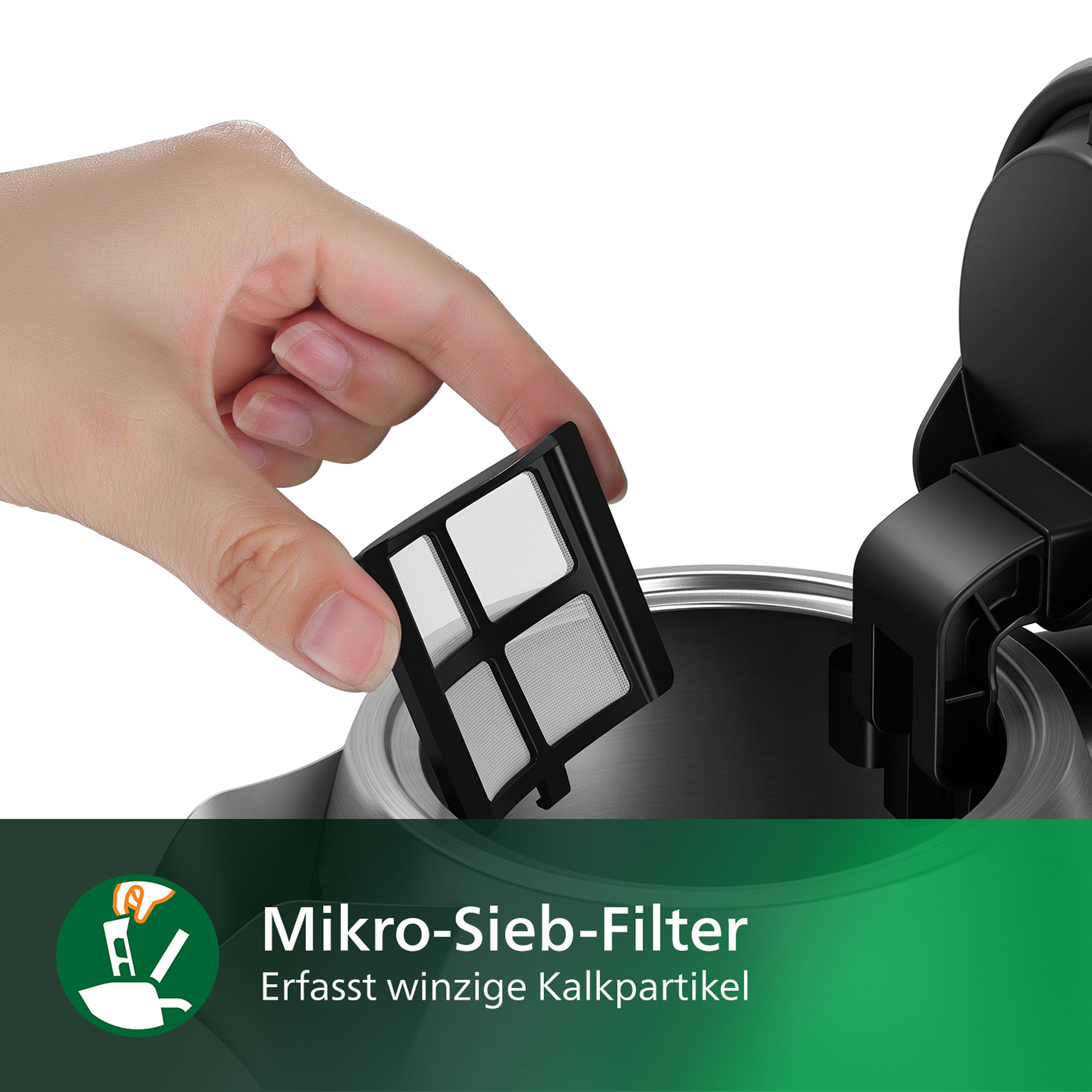 Eine Hand legt einen Filter in einen Wasserkocher, mit dem Text, dass er winzige Kalkpartikel auffängt.