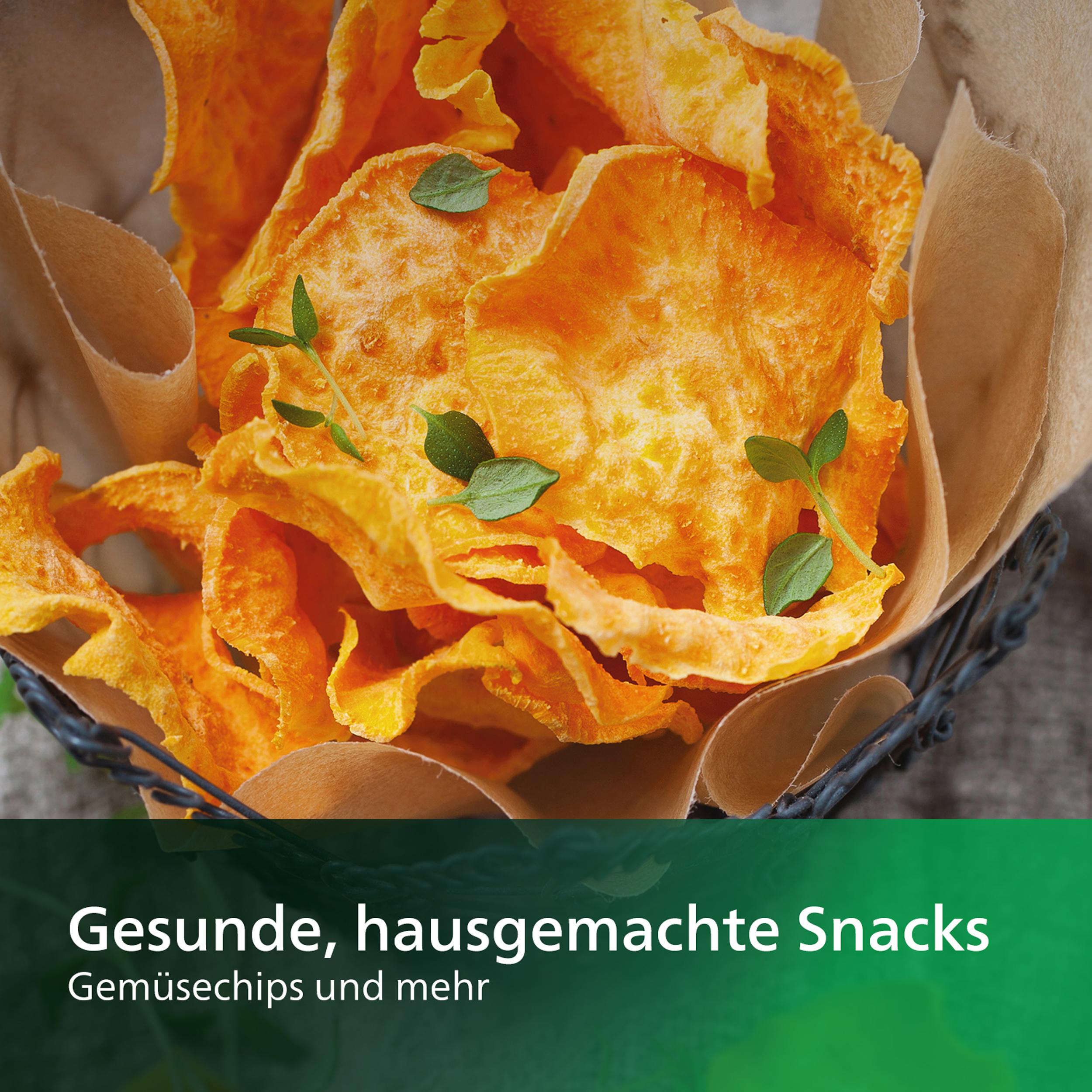 Schüssel mit orangefarbenen Gemüsechips, mit grünen Kräutern, auf dunkler Oberfläche mit Text.