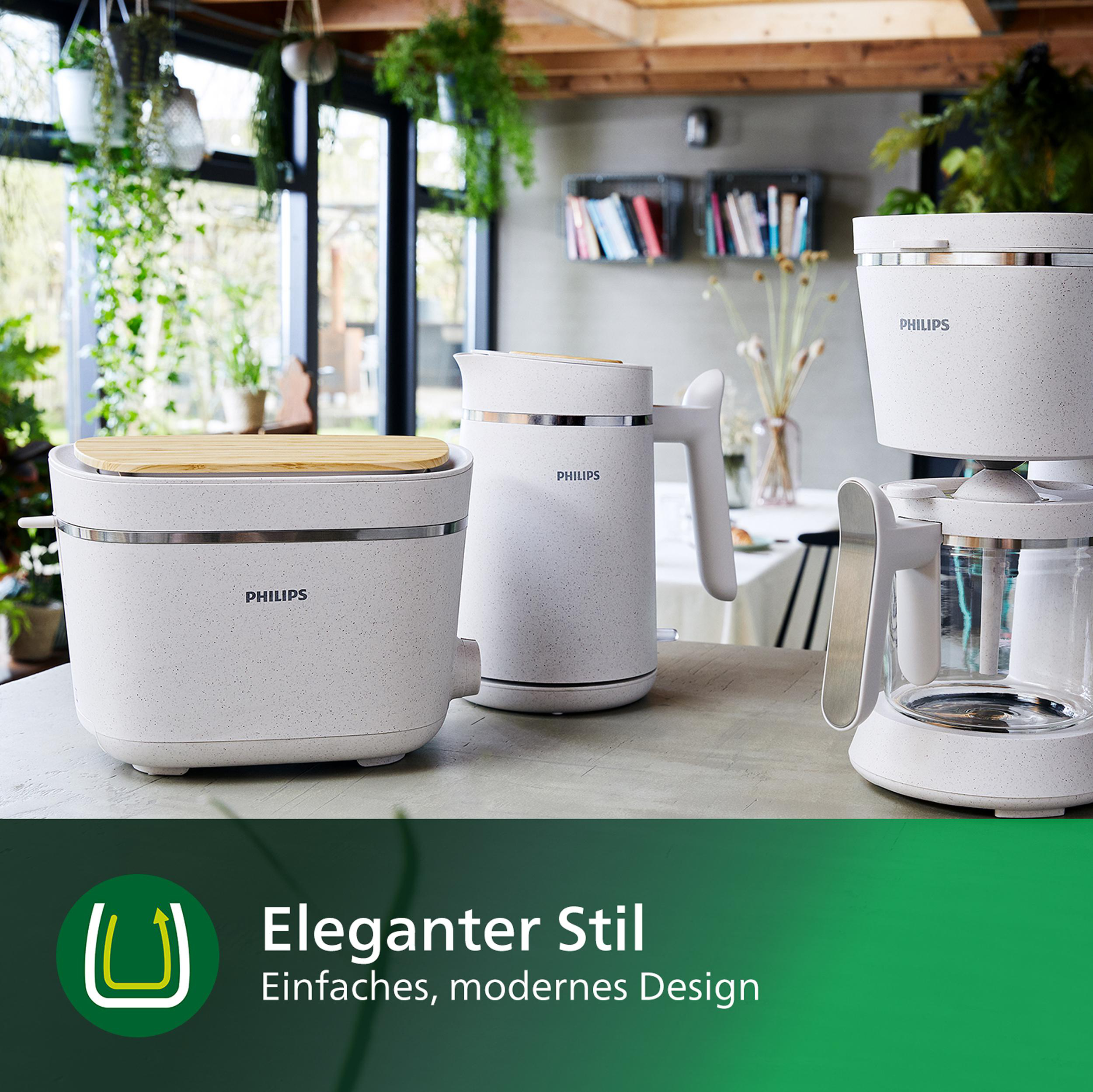 Weiße moderne Küchengeräte: eine Kaffeemaschine, ein Wasserkocher und ein Behälter.