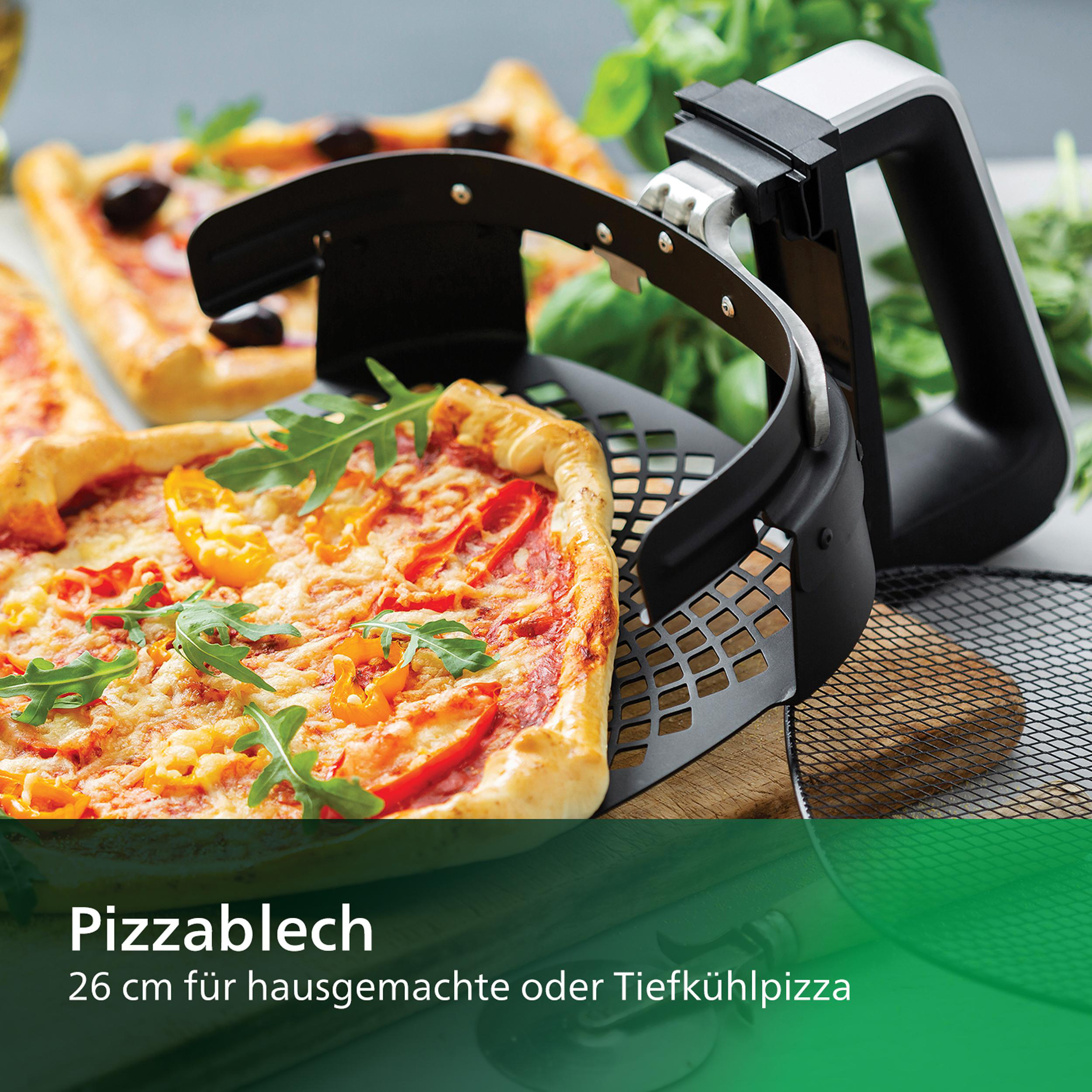 Pizza auf einem Tablett, neben einem Pizzaschneider. Die Pizza hat Tomaten und Rucola. Text: Pizzablech.