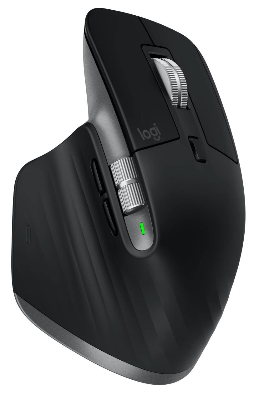 Fekete ergonomikus egér több gombbal és görgetőkerékkel, a Logitech logójával.