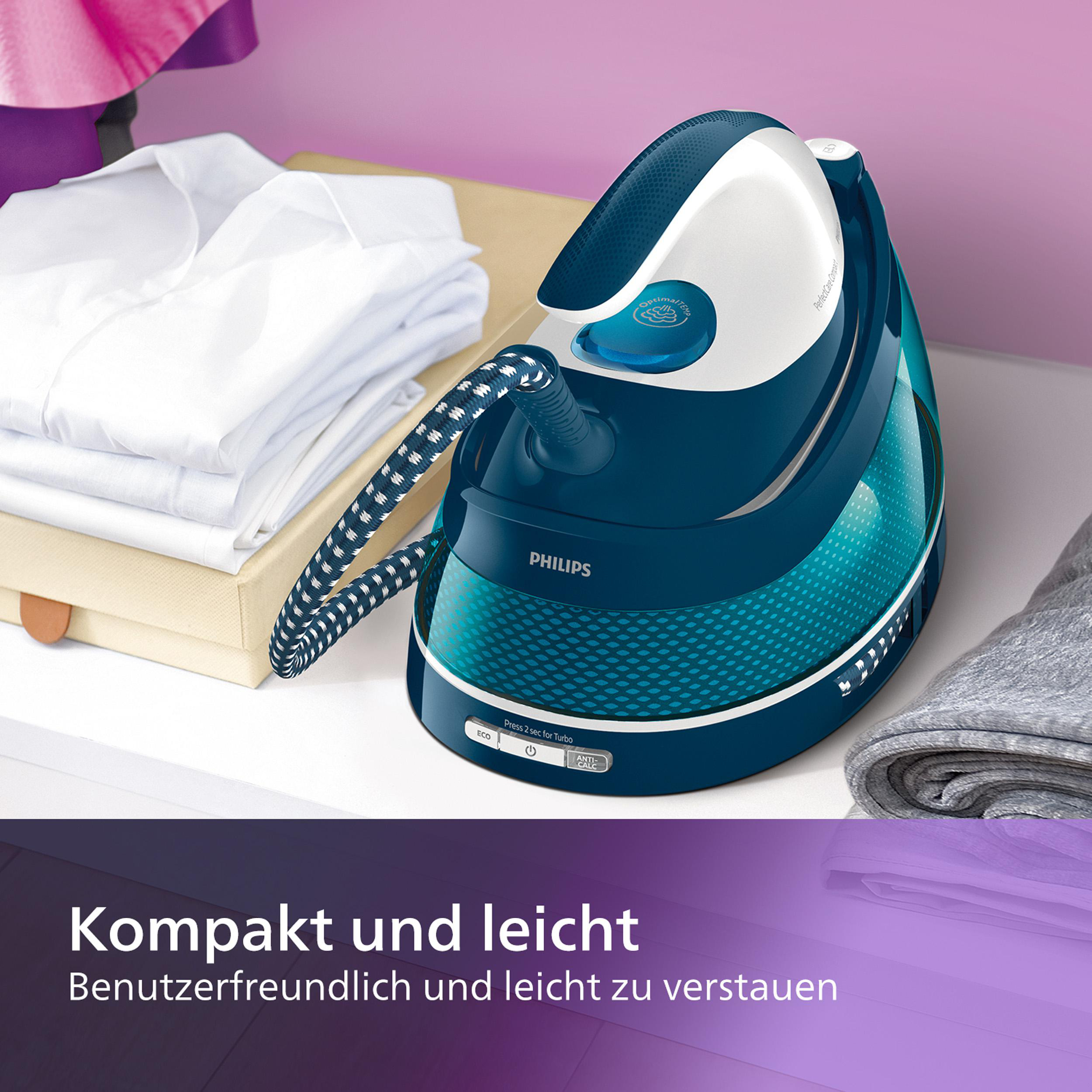 Blaues und weißes Philips Dampfbügeleisen mit einem Stapel gefalteter weißer Hemden.