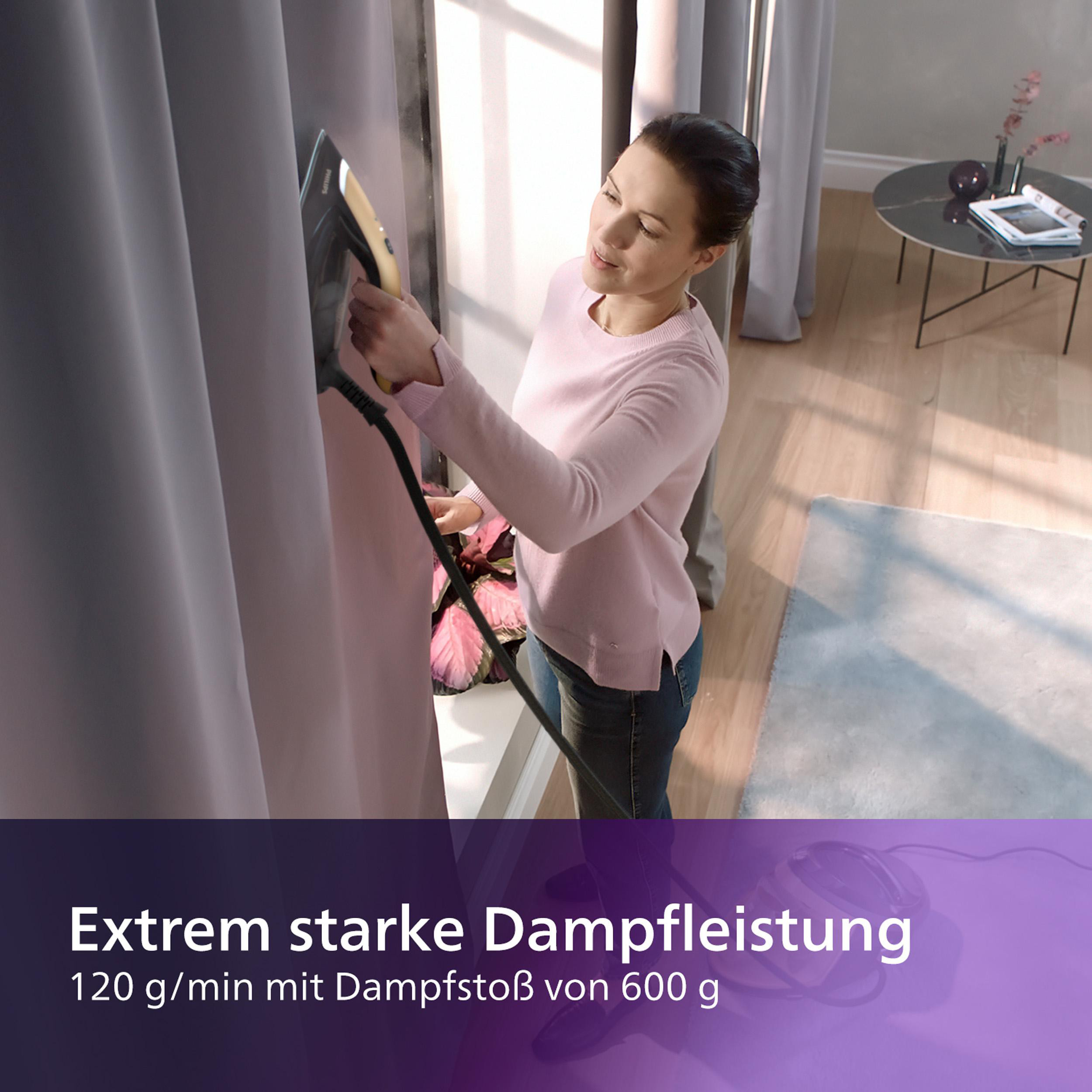 Eine Frau, die einen Vorhang mit einem Bügeleisen dampft. Text: 'Extrem starke Dampfleistung 120 g/min'.