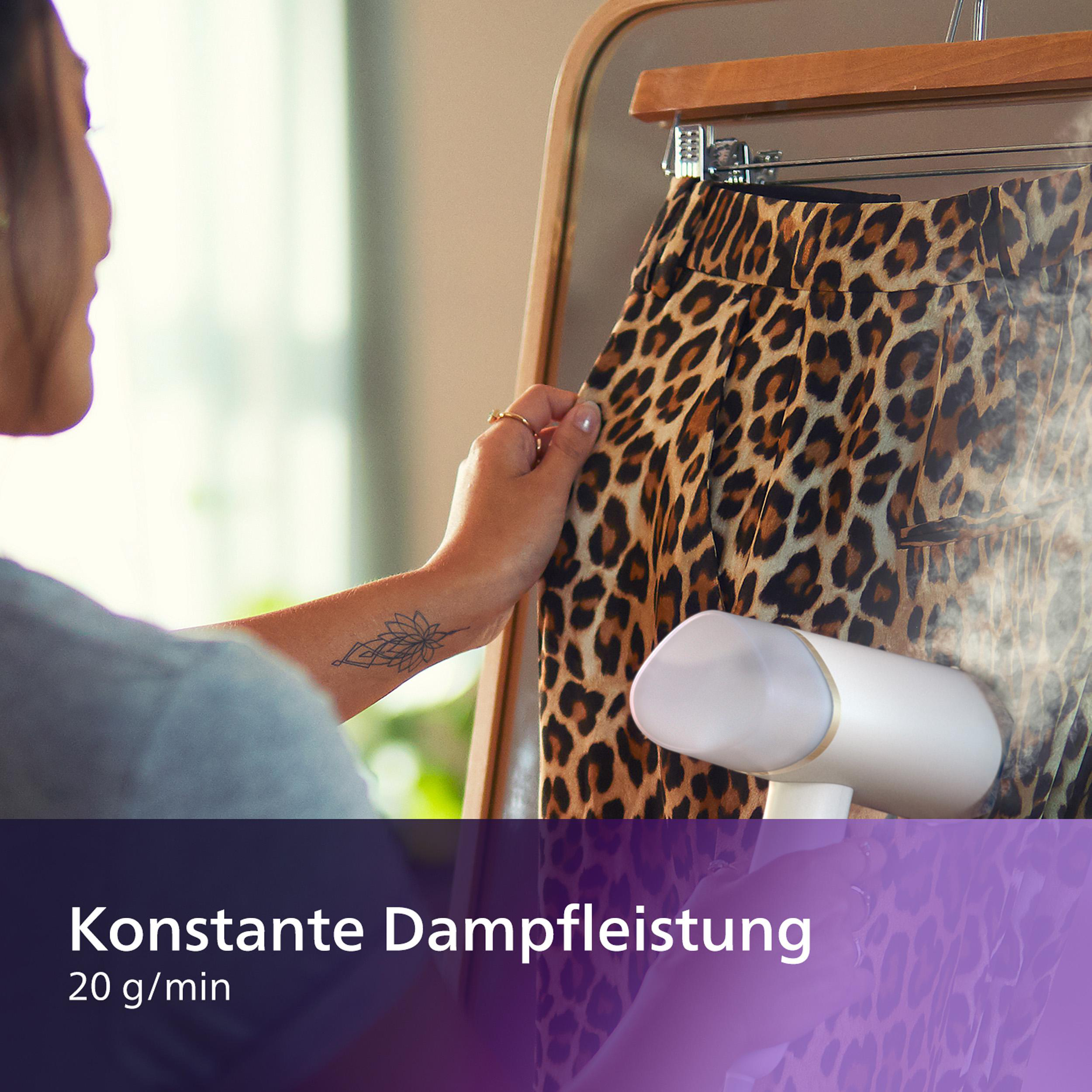 Frau, die Hosen mit Leopardenmuster bügelt. Der Text lautet: Konstanste Dampfleistung.