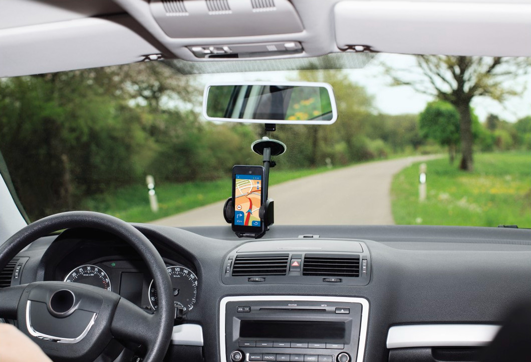 Vue intérieure d'une voiture avec un téléphone monté sur le tableau de bord.