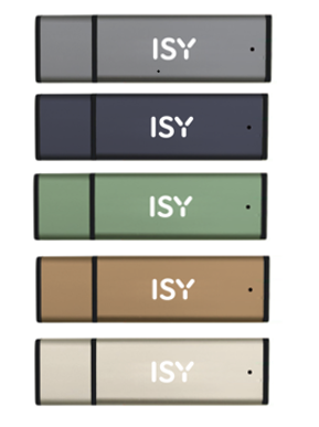 Fünf farbige USB-Sticks in verschiedenen Farben: Grau, Marine, Grün, Braun und Beige, alle mit ISY-Logo.