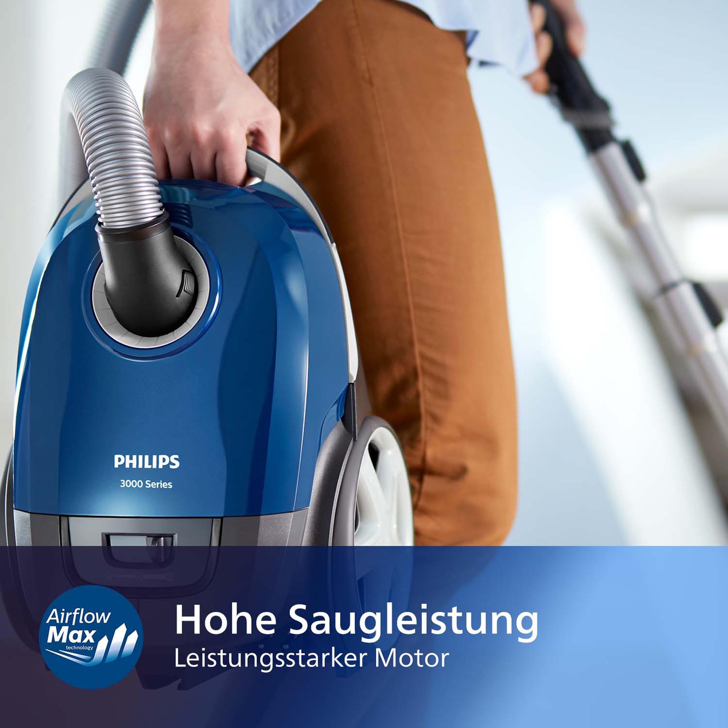 Person hält einen blauen Staubsauger mit Airflow Max Logo.