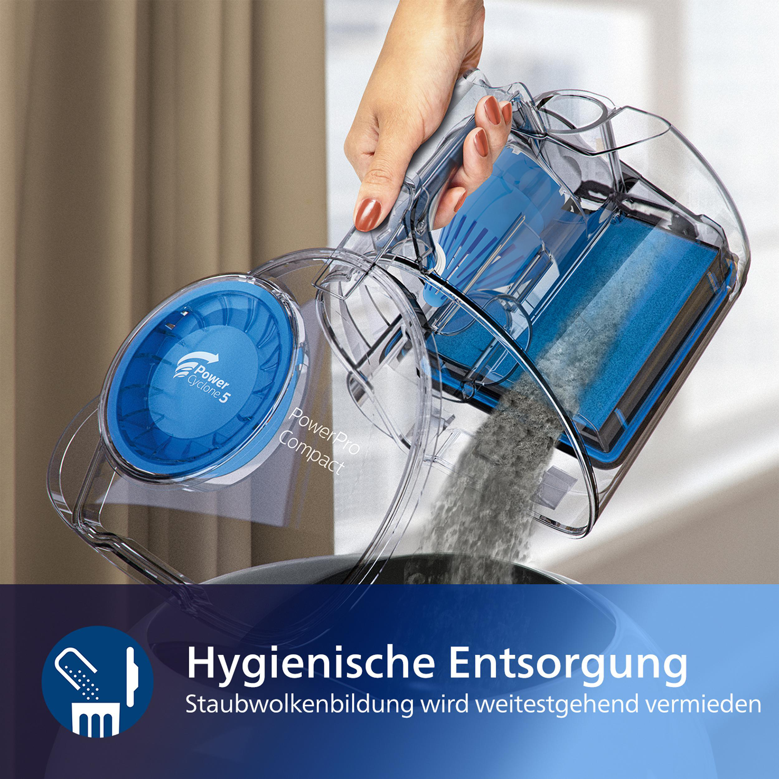 Eine Hand leert einen Staubsauger-Staubbehälter in einen Mülleimer.