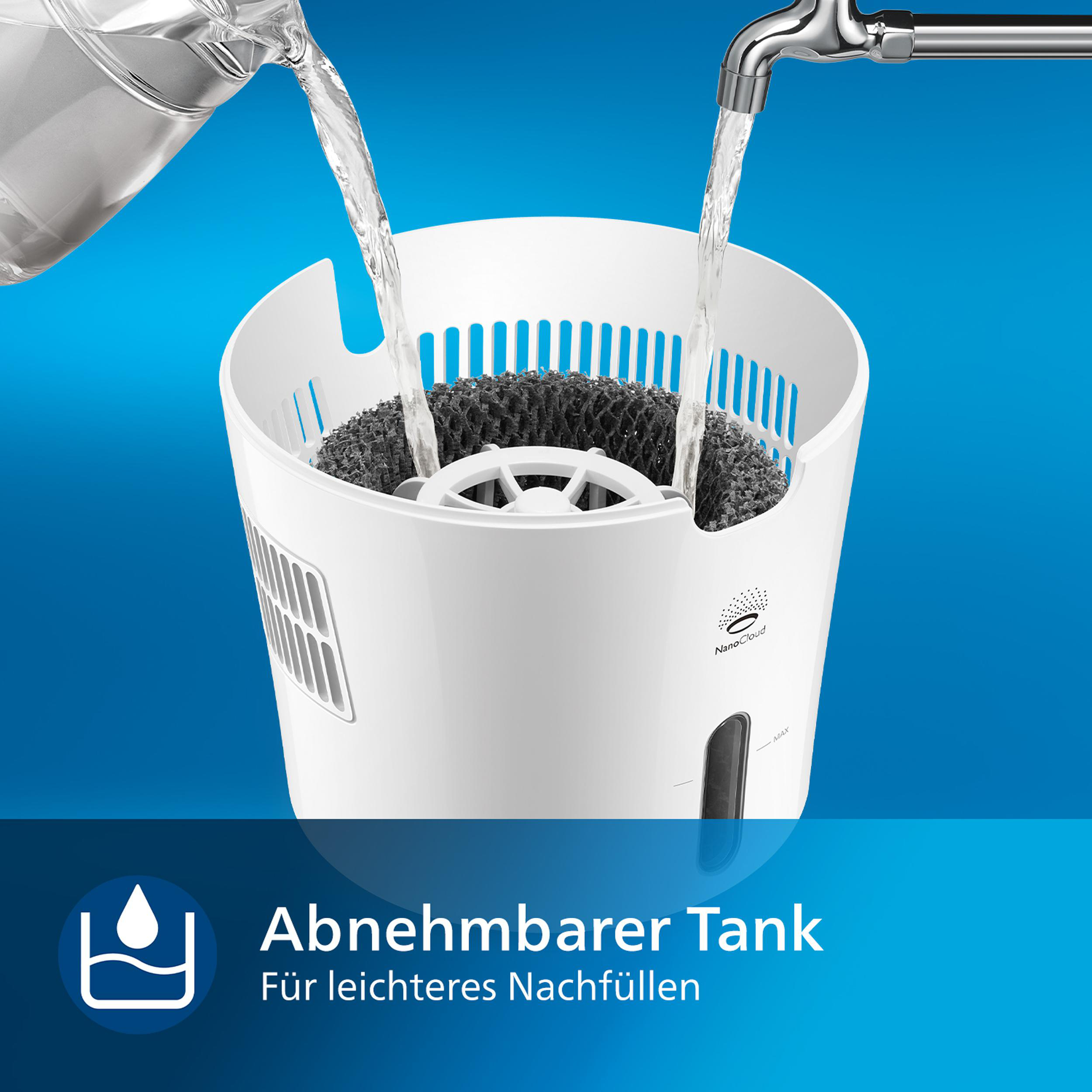 Wasser wird in einen weißen Luftbefeuchter mit blauem Hintergrund gegossen.